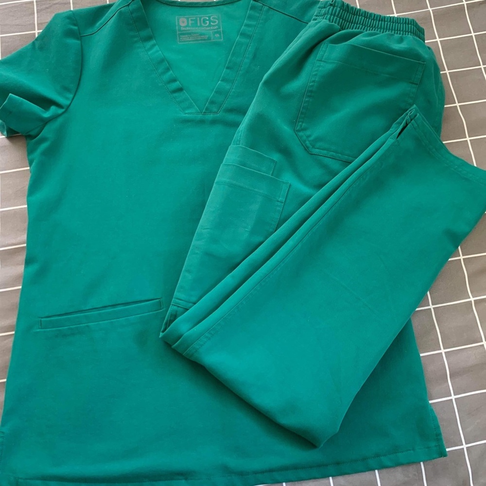 FIGS HUNTER GREEN XS